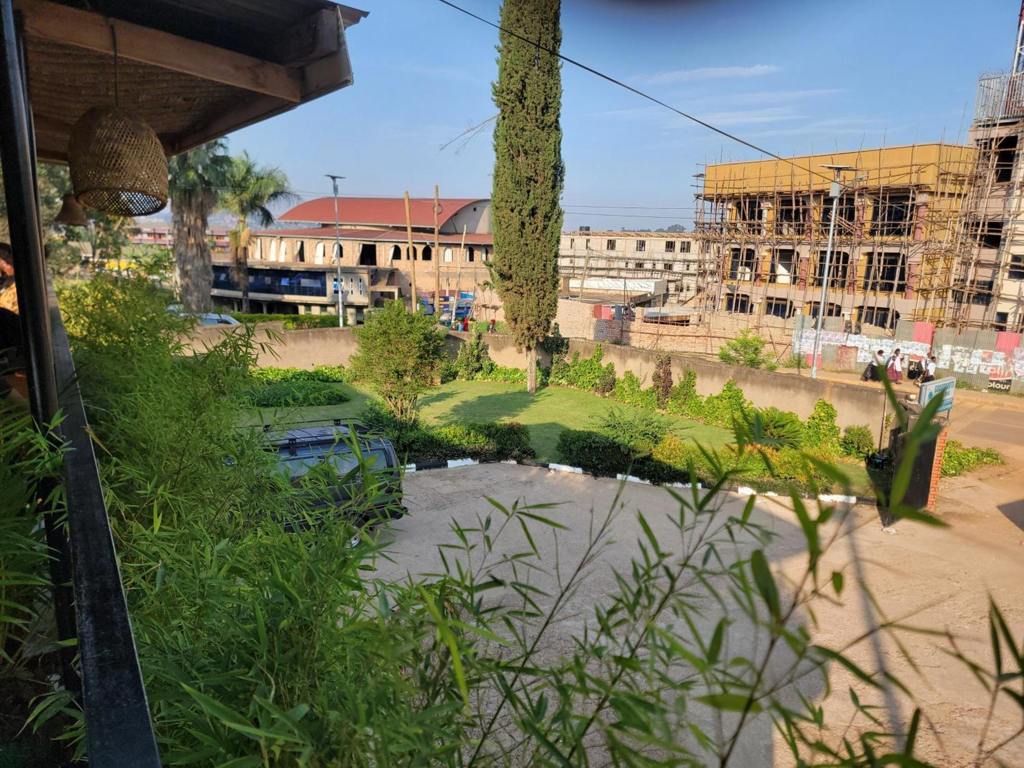 Bed and Breakfast Grassroots Cafe & Deli Masaka Экстерьер фото