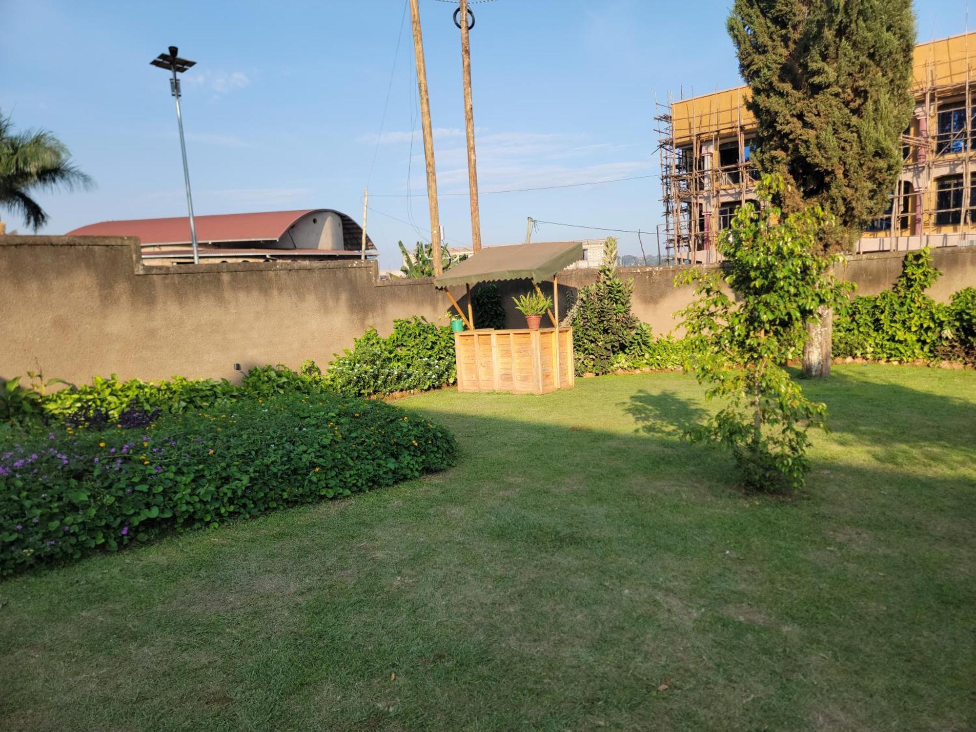 Bed and Breakfast Grassroots Cafe & Deli Masaka Экстерьер фото