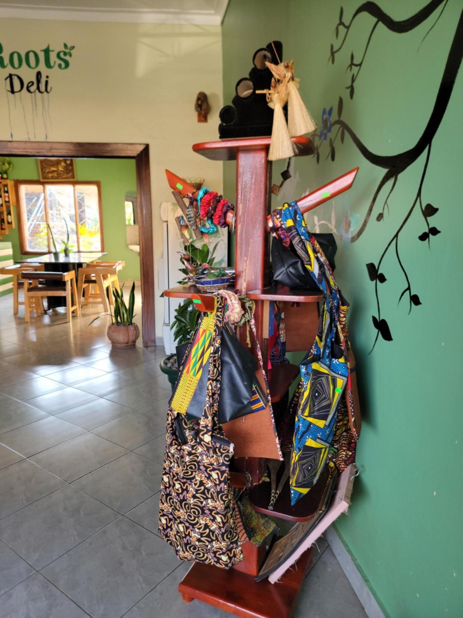 Bed and Breakfast Grassroots Cafe & Deli Masaka Экстерьер фото
