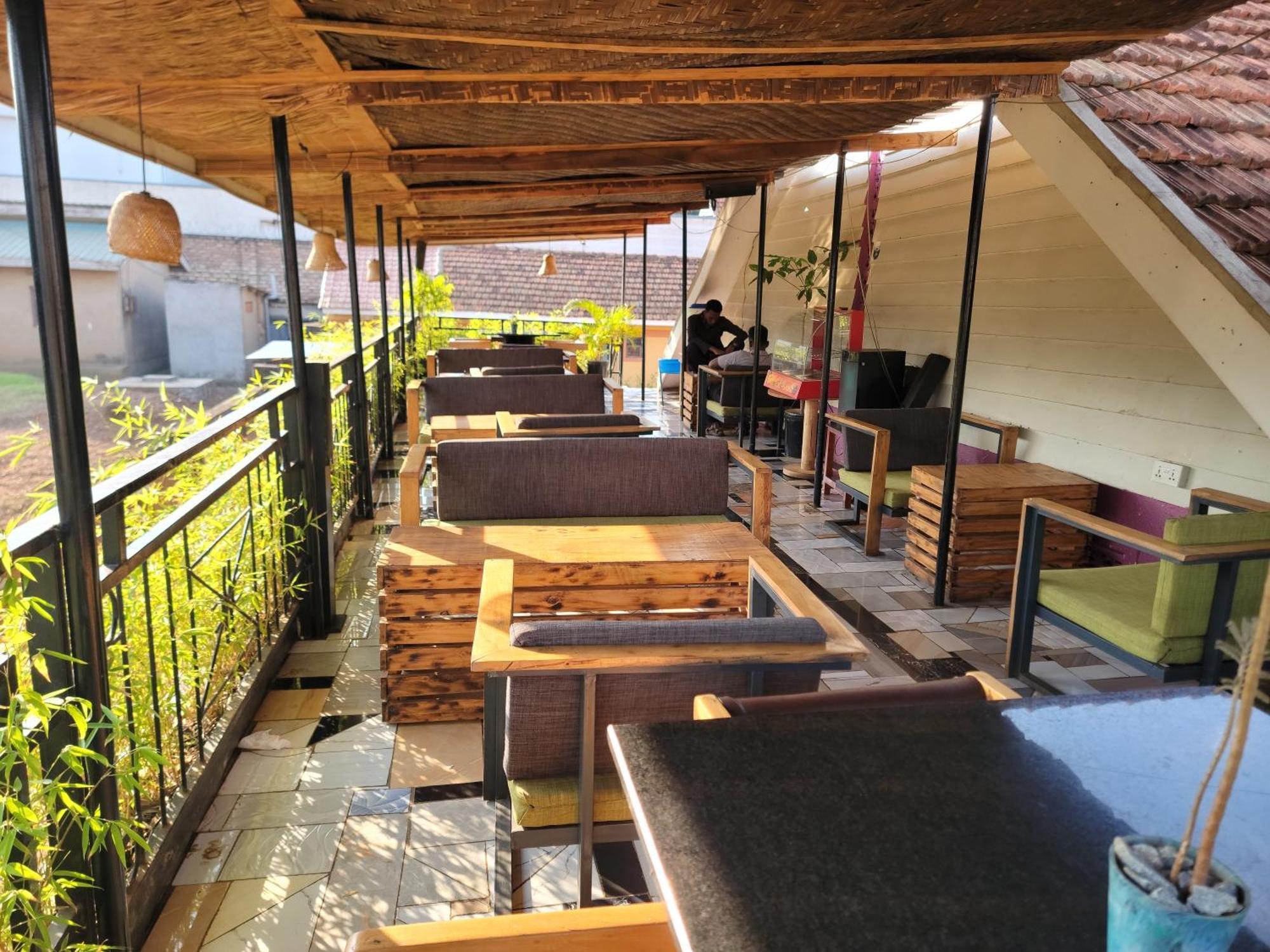 Bed and Breakfast Grassroots Cafe & Deli Masaka Экстерьер фото