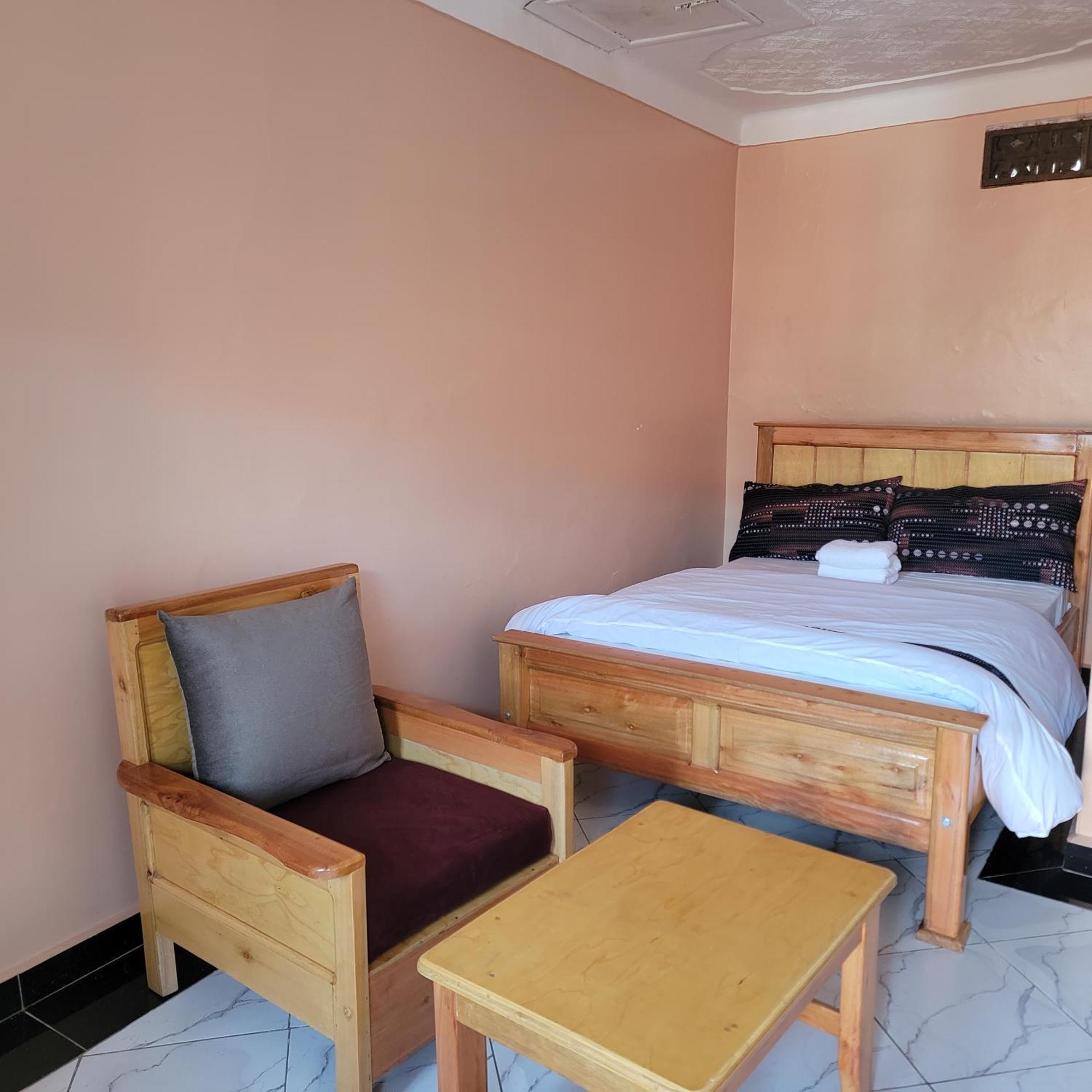 Bed and Breakfast Grassroots Cafe & Deli Masaka Экстерьер фото