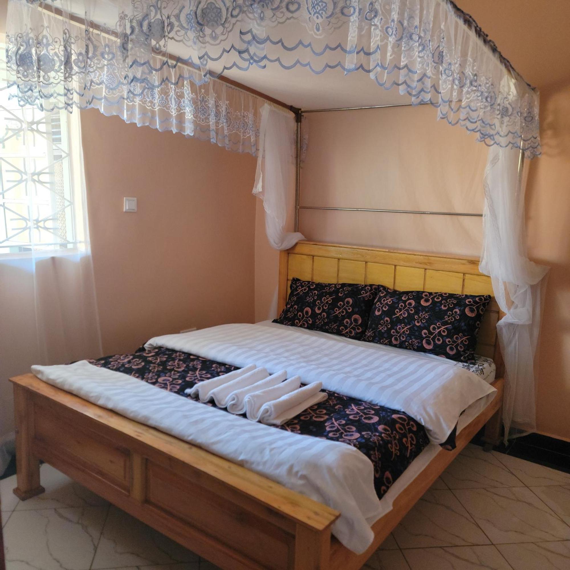 Bed and Breakfast Grassroots Cafe & Deli Masaka Экстерьер фото